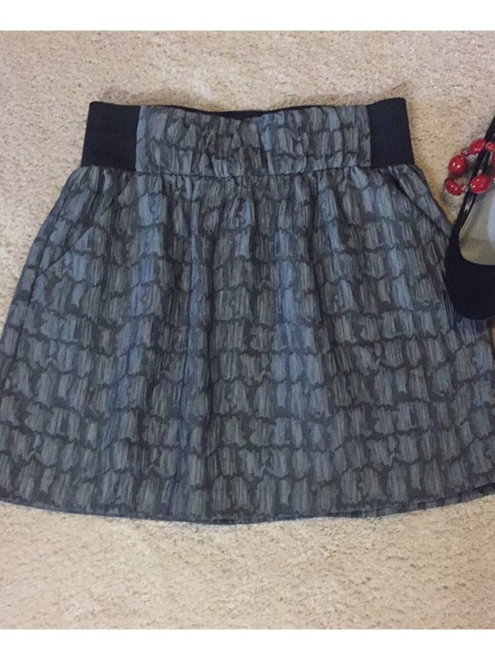 🥰Pretty black and grey skirt with pockets!